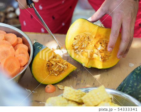 qの下準備で野菜を切る様子の写真素材