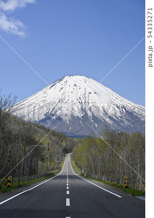 羊蹄山と一本道(ビューポイントパーキングからの眺め) 羊蹄山と一本道(ビューポイントパーキングからの眺め) 54335271