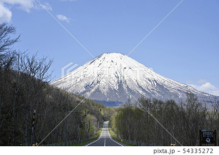 羊蹄山と一本道（ビューポイントパーキングからの眺め） 54335272