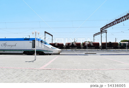 ブハラ駅に停車するアフラシャブ号 ブハラ駅に停車するアフラシャブ号 54336005