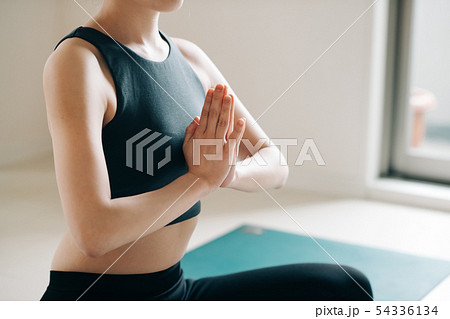 ヨガをする若い女性 日本人 瞑想 集中の写真素材 54336134 Pixta