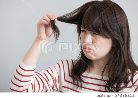ダメージヘア　若い日本人女性 54336313