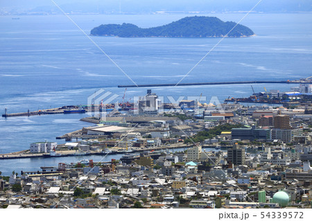 今治港付近を手前に平市島を見る 今治港付近を手前に平市島を見る 54339572