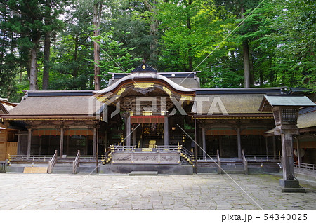 信州 上諏訪 諏訪神社上社 本宮拝殿 全国の諏訪神社の総本山 7年に一度の御柱祭で有名 信州 上諏訪 諏訪神社上社 本宮拝殿 全国の諏訪神社の総本山 7年に一度の御柱祭で有名 54340025
