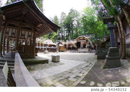 信州　上諏訪　諏訪神社上社　拝所より本宮拝殿（超広角）　全国の諏訪神社の総本山　御柱祭で有名 54340152