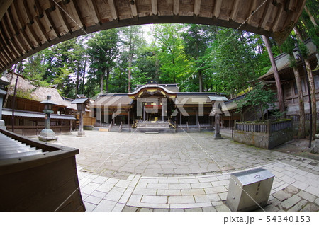 信州　上諏訪　諏訪神社上社　拝所より本宮拝殿（超広角）　全国の諏訪神社の総本山　御柱祭で有名 54340153