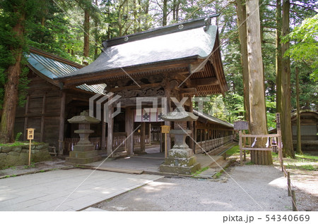 信州 上諏訪 諏訪神社上社 入口御門 全国の諏訪神社の総本山 7年に一度の御柱祭で有名 信州 上諏訪 諏訪神社上社 入口御門 全国の諏訪神社の総本山 7年に一度の御柱祭で有名 54340669
