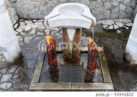 丸池湧水（日本名水百選）の水汲み場 54342822