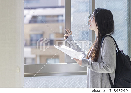 女性　新生活　部屋探し 54343249