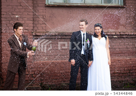 The bride and groom on the background of the champagne 54344846
