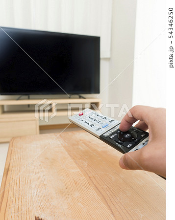 大型テレビのリモコンを操作する手 大型テレビのリモコンを操作する手 54346250