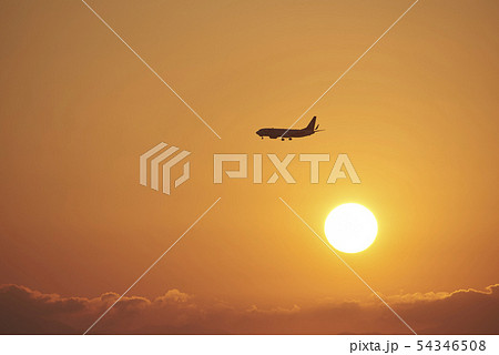 【夕日】　飛行機のある夕暮れ　風景　常滑市　りんくうビーチ 54346508