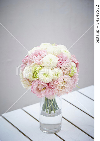 ポンポン菊とリシアンサスのフラワーアレンジメントの写真素材