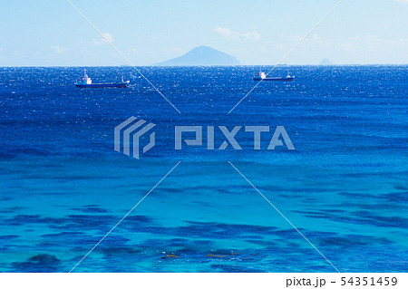 青い海と船 54351459