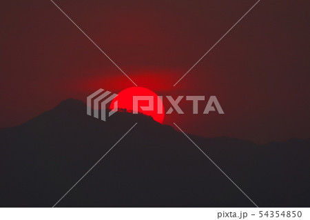 真っ赤に染まる夕暮れの太陽 54354850