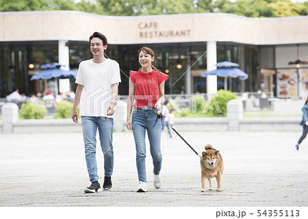 公園を散歩する柴犬と夫婦 公園を散歩する柴犬と夫婦 54355113