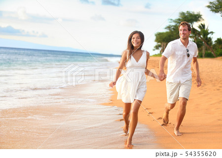 Beach couple on romantic travel honeymoon fun Beach couple on romantic travel honeymoon fun 54355620