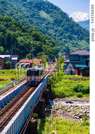 （新潟県糸魚川市）大糸線　根知川を渡る列車 54356699