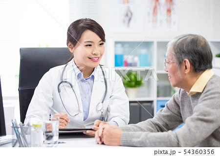 Female doctor see elder patient 54360356