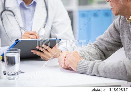 Female doctor see elder patient 54360357