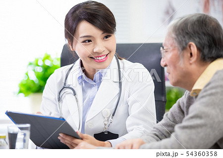 Female doctor see elder patient 54360358