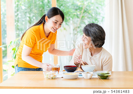 シニアの女性(食事) シニアの女性(食事) 54361483
