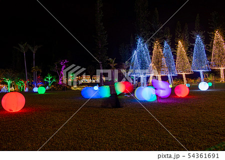 沖縄 冬の東南植物楽園 ひかりの散歩道 イルミネーション 光のボールの写真素材