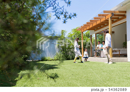 三世代家族 青空 庭 遊ぶ マイホームの写真素材 5436
