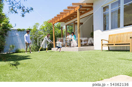 三世代家族 青空 庭 遊ぶ マイホームの写真素材