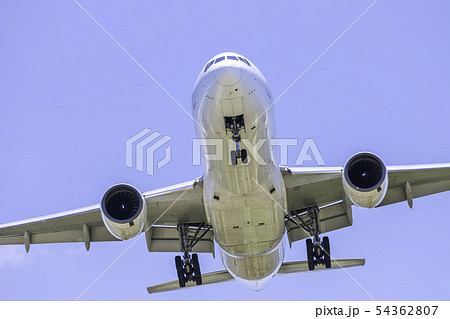 着陸する飛行機  ボーイング777-200 着陸する飛行機  ボーイング777-200 54362807