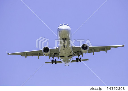 着陸する飛行機  エンブラエル E190 着陸する飛行機  エンブラエル E190 54362808
