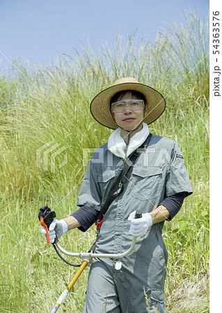 草刈り、除草イメージ　草刈りをする男性 54363576