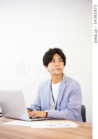 ミーティング中の新人ビジネスマン 54365973