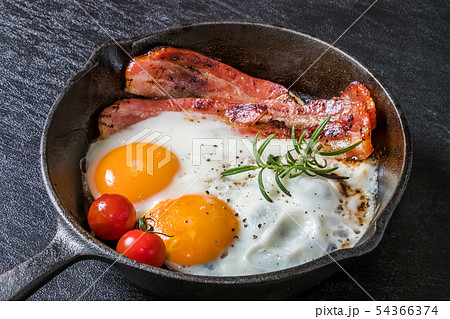 スキレットでベーコンエッグ Bacon egg with cast-iron skillet 54366374