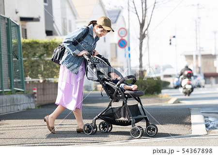 赤ちゃんと出掛ける母親 ベビーカー 散歩 子育て 育児 赤ちゃんと出掛ける母親 ベビーカー 散歩 子育て 育児 54367898