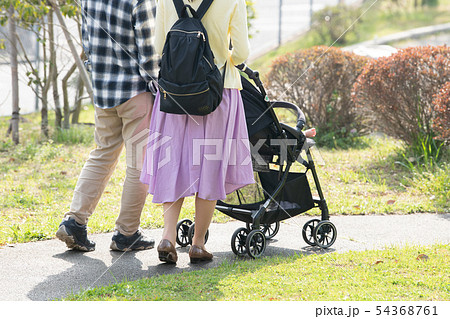 赤ちゃんとベビーカーでお出かけする家族 公園 散歩 子育て 赤ちゃんとベビーカーでお出かけする家族 公園 散歩 子育て 54368761
