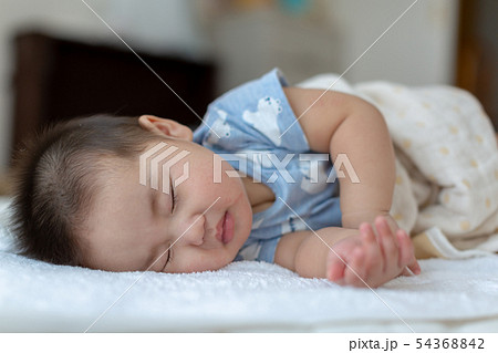赤ちゃんの寝顔 54368842
