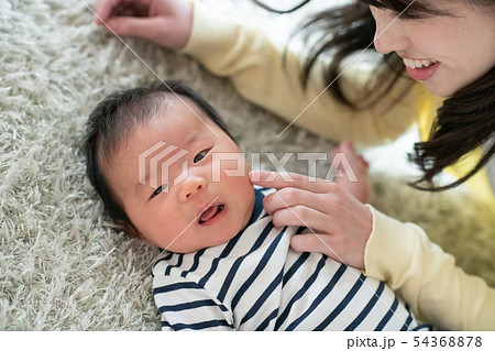 かわいい赤ちゃんと母親 日本人親子の写真素材 54368878 Pixta
