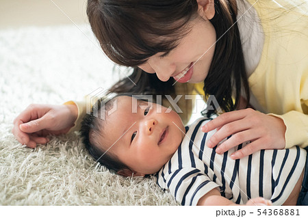かわいい赤ちゃんと母親 日本人親子の写真素材