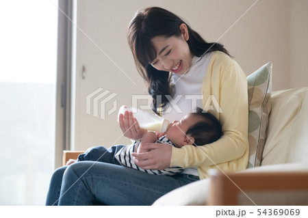 赤ちゃんに哺乳瓶でミルクを飲ませる母親 子育て 育児 54369069