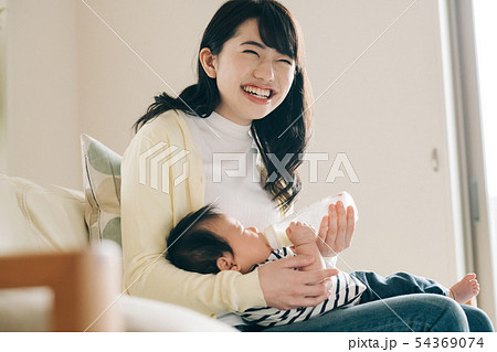赤ちゃんに哺乳瓶でミルクを飲ませる母親 子育て 育児 54369074
