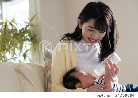赤ちゃんに哺乳瓶でミルクを飲ませる母親 子育て 育児 赤ちゃんに哺乳瓶でミルクを飲ませる母親 子育て 育児 54369084
