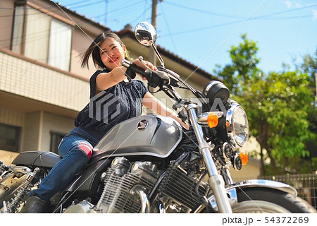 バイクに跨る女性ライダー４ 54372269