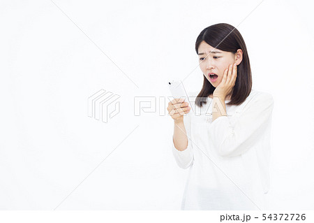 30代女性とスマホ 30代女性とスマホ 54372726