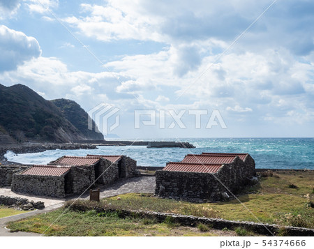 対馬　高台から眺めた木坂の藻小屋と水平線の風景　10月 54374666
