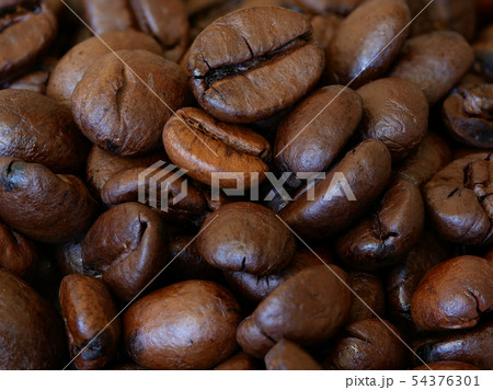 Close-up of Roasted Coffee Beans 54376301