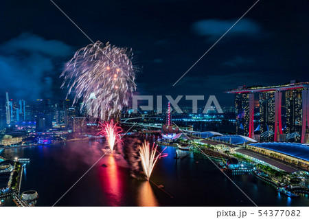 シンガポール マリーナベイの夜景と花火 Ndpリハーサル の写真素材