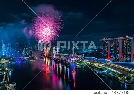 シンガポール マリーナベイの夜景と花火 Ndpリハーサル の写真素材