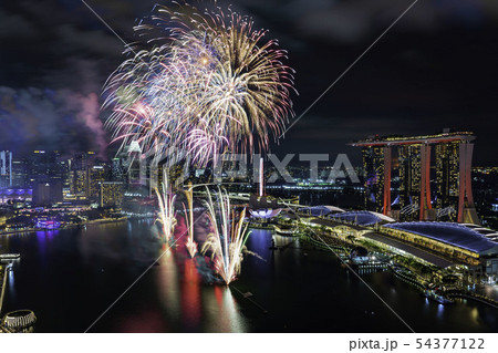 シンガポール マリーナベイの夜景と花火 Ndpリハーサル の写真素材