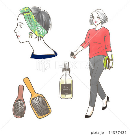 グレイヘアの颯爽とした女性 54377425